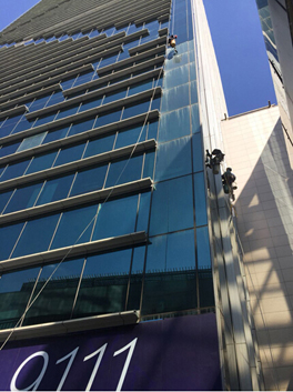 喜迎国庆，“蜘蛛侠”给中企大厦添风采
