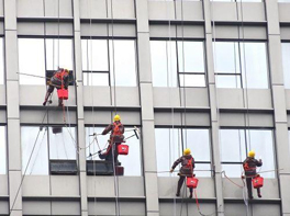 清洗建筑物外表不但美化环境还起到保护建筑物的作用