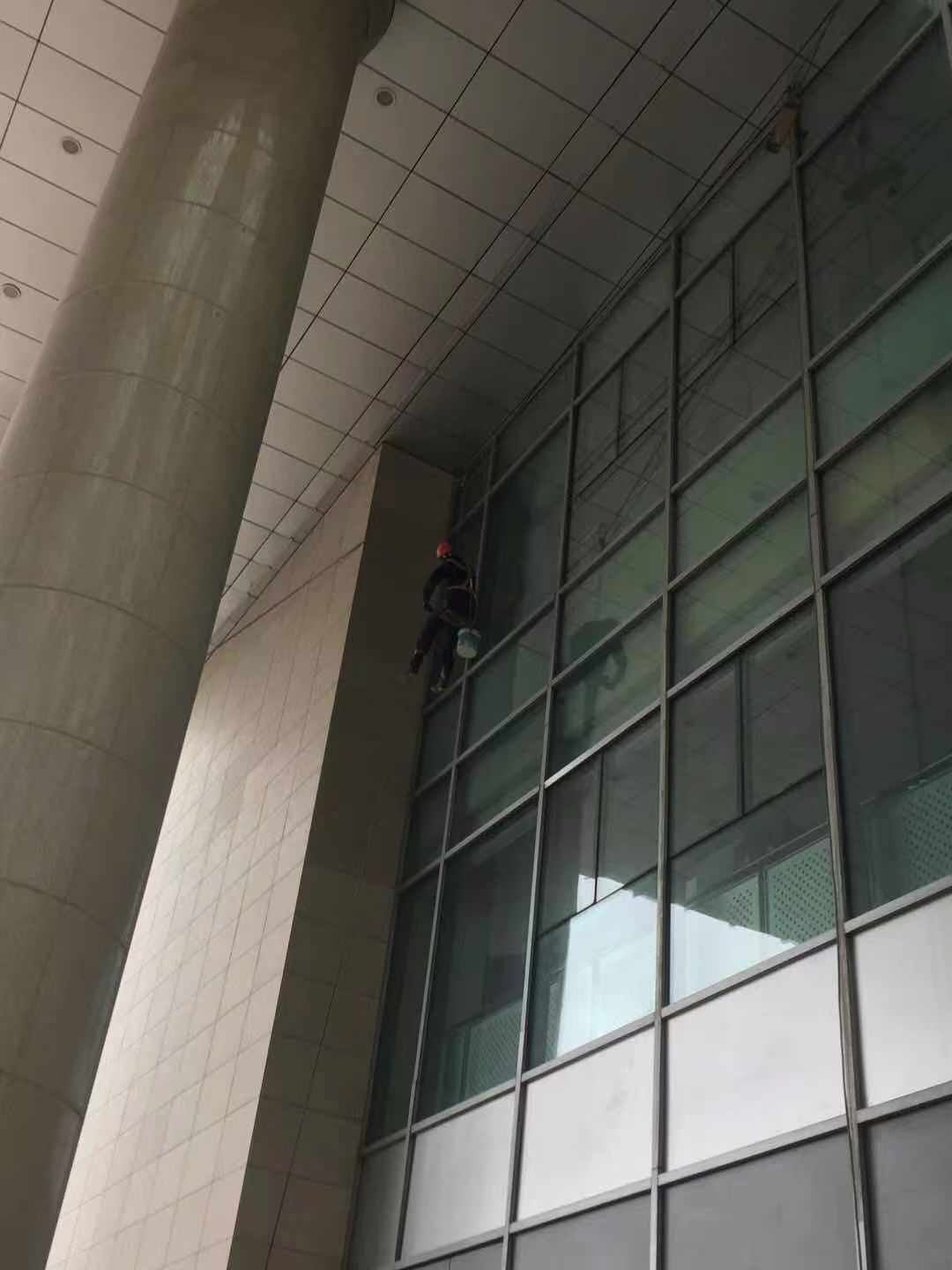 微信图片_20201123092709  行政A，B座连廊幕墙玻璃清洗中照片.jpg