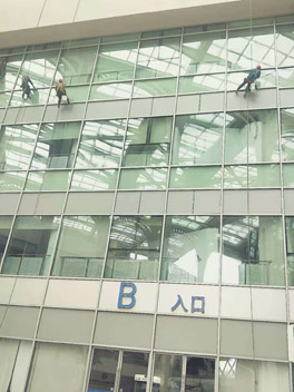 玻璃外墙的清洗使用什么材料