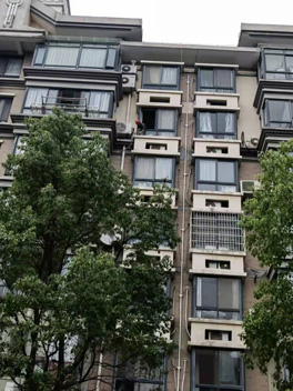 窗台下都是湿的，是窗户漏水吗？漏水的原因是什么？怎么解决？