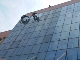 建筑物底层外墙清洗玻璃装饰材料表面的清洁保养工艺