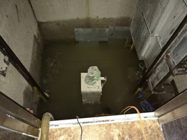 当电梯井出现渗漏水情况时，应该怎么进行渗漏水防水维修呢？