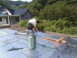 农村平房房顶裂缝漏水如何防水维修呢？