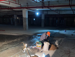 地下室底板漏水怎么堵漏(大型地下车库漏水防水维修技术)