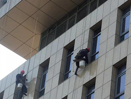 建筑物如何进行高空外墙清洗呢？