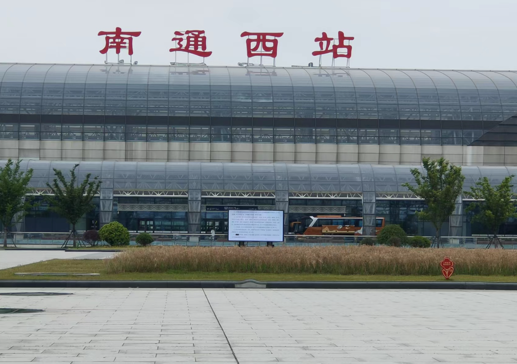 【鹰隆资讯】双节坚守岗位 高空保洁护通途‌